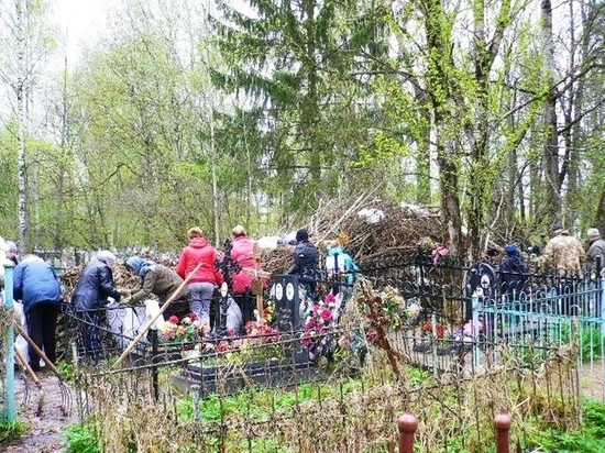 Бежецкие чиновники с лопатами и граблями вышли на кладбище