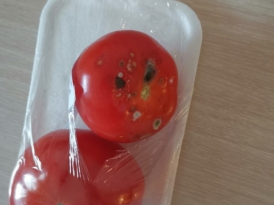 Жительницу Салехарда возмутил ценник на гнилые помидоры