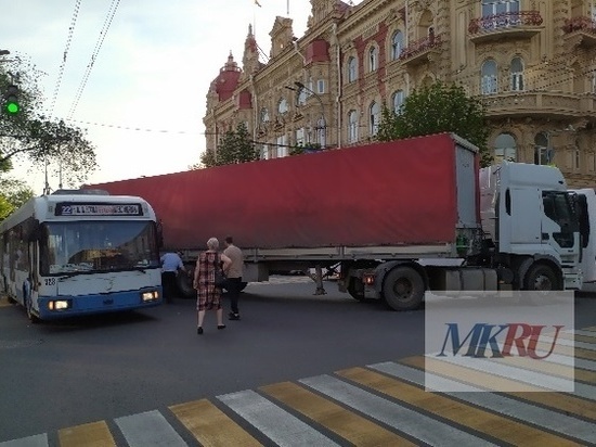 В центре Ростова фура врезалась в троллейбус