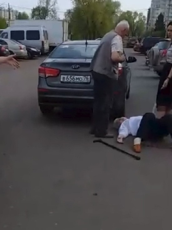 Полиция проверит женщину, ударившую старушку на парковке в Ярославле