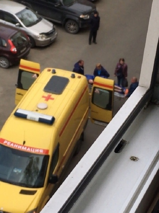 Молодого человека ударили ножом во дворе кемеровской многоэтажки