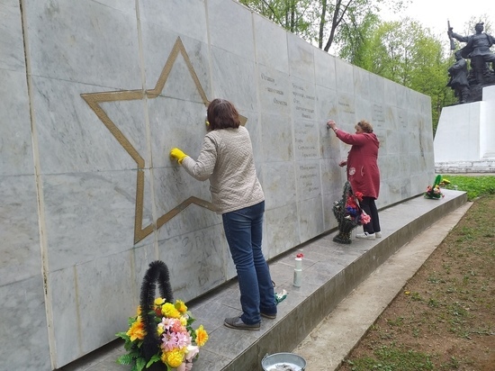 Вандалы в Тверской области испортили мемориал стихами о войне