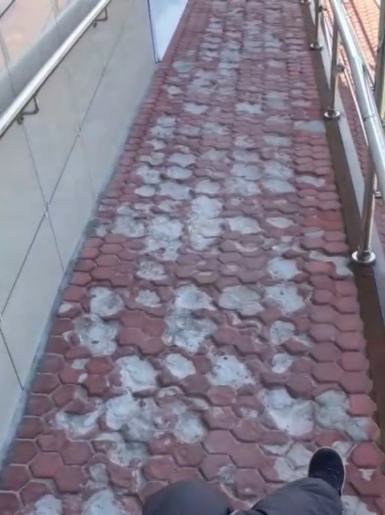 Жители Муравленко сообщили о разбитом пандусе для колясок в ТЦ