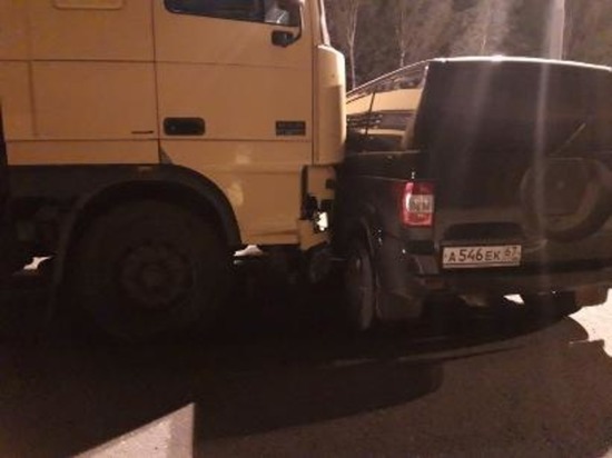 В Краснинском районе фура протаранила "УАЗ", есть пострадавший