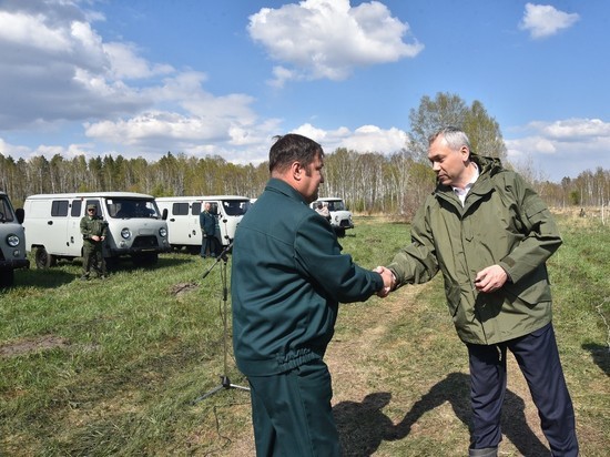Новосибирский губернатор вручил лесникам ключи от спецавтомобилей
