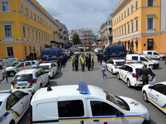 Полицейские в Одессе выстроились в форме фаллического символа