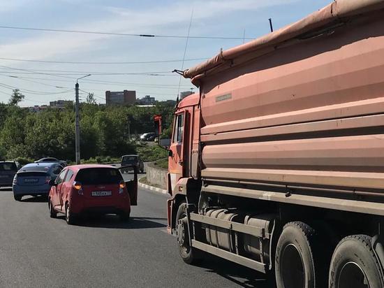 "Шевроле" и   грузовик городских служб заблокировали Привокзальный район Тулы