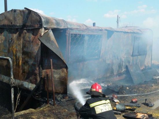 На востоке Калининградской области сгорели вагон и веранда