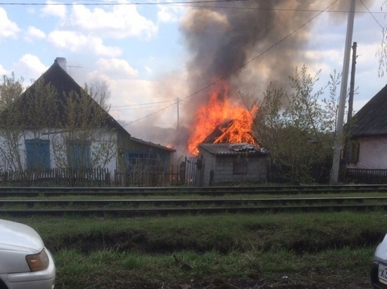 В Прокопьевске загорелась баня у частного дома