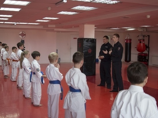 Кемеровские полицейские встретились с воспитанниками клуба боевых искусств и показали им приёмы