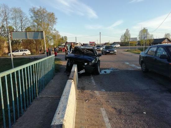 Водитель без опыта врезался в разделитель на мосту: пострадали подростки