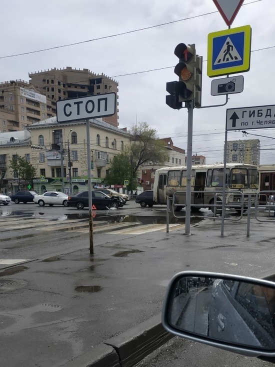 В Челябинске Kia Spectra врезалась в маршрутку, пострадали четыре пассажира