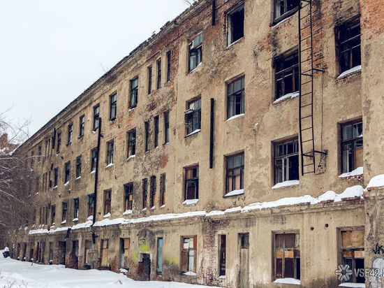 13 опасных для жизни зданий снесли в Кемерове