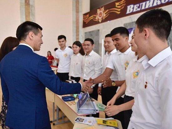 Премию главы Калмыкии в республике получил 21 школьник