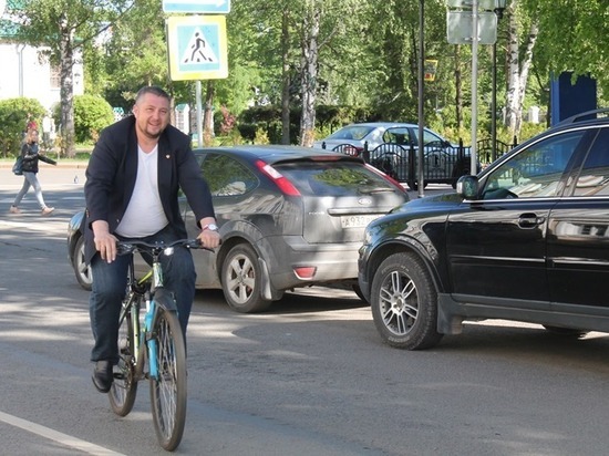 Уполномоченный по правам ребенка в Ярославской области оседлал велосипед