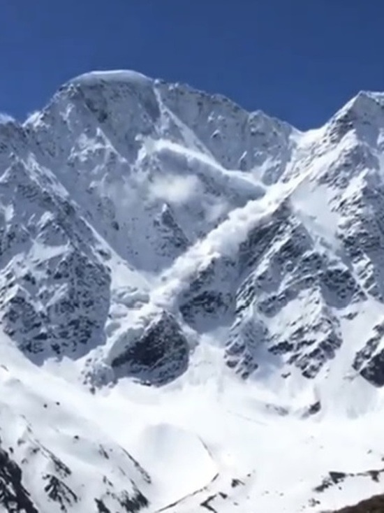 Лавина в горах Кабардино-Балкарии попала на видео