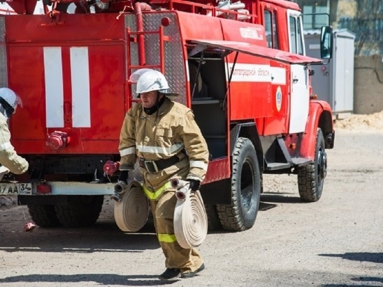 Очевидцы пожара: на юге Волгограда загорелся склад