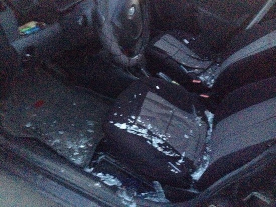 В Кемерове неизвестный подобрался к заглохшему автомобилю и разбил боковое стекло