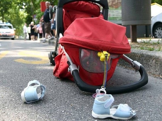 Появилось видео, где легковушка сносит коляску с годовалым ребенком