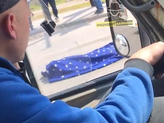 Полиция проверит гибель мальчика-велосипедиста под автобусом в Барнауле