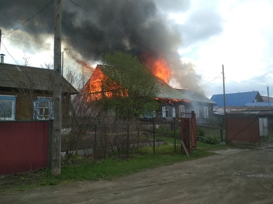 Сильный пожар произошел в частном секторе Бийска
