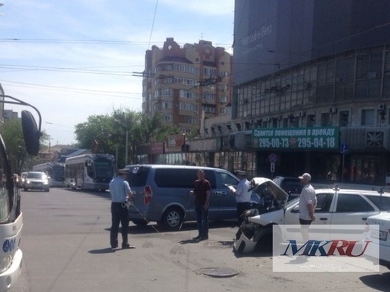 В центре Ростова из-за ДТП оказалось заблокировано движение трамваев