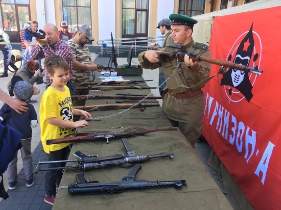 Желающие смогли подержать в руках винтовку Мосина, пулемет «Максим» и немецкие трофейные автоматы