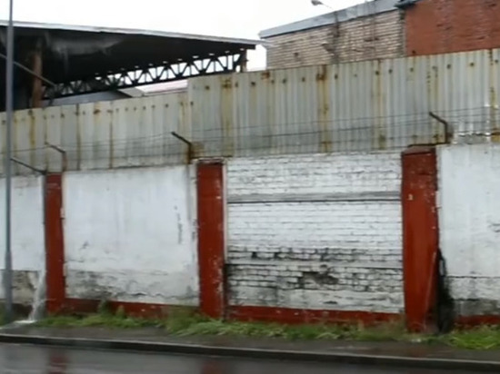 В Черняховске «замироточил» кирпичный забор