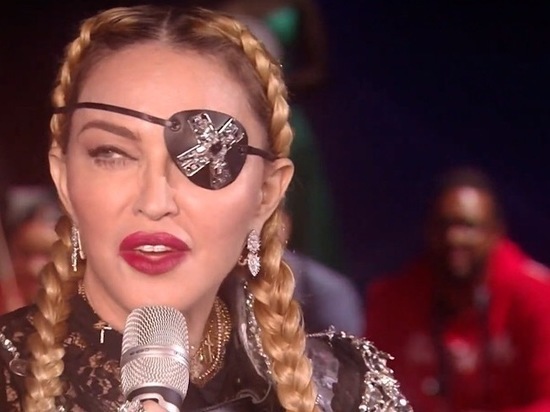 Мадонна показалась на «Евровидении» одноглазой и с косами