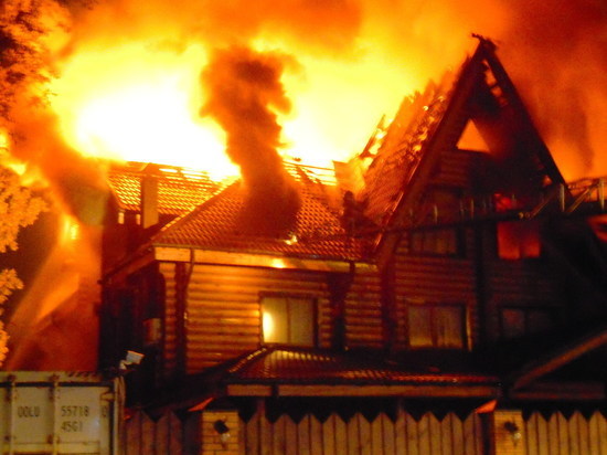 В Абакане загорелся двухэтажный дом из бруса