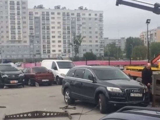 В Калининграде эвакуатор уронил машину стоимостью 4 миллиона рублей