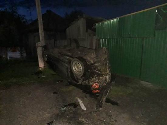 В Свердловской области пьяный водитель врезался в столб, уходя от погони В Свердловской области пьяный водитель врезался в столб, уходя от погони