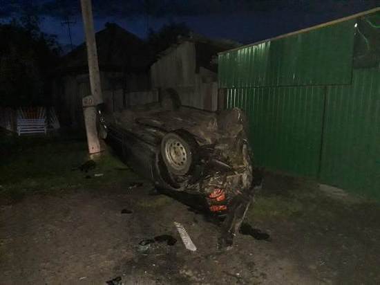 В Свердловской области пьяный водитель врезался в столб, уходя от погони