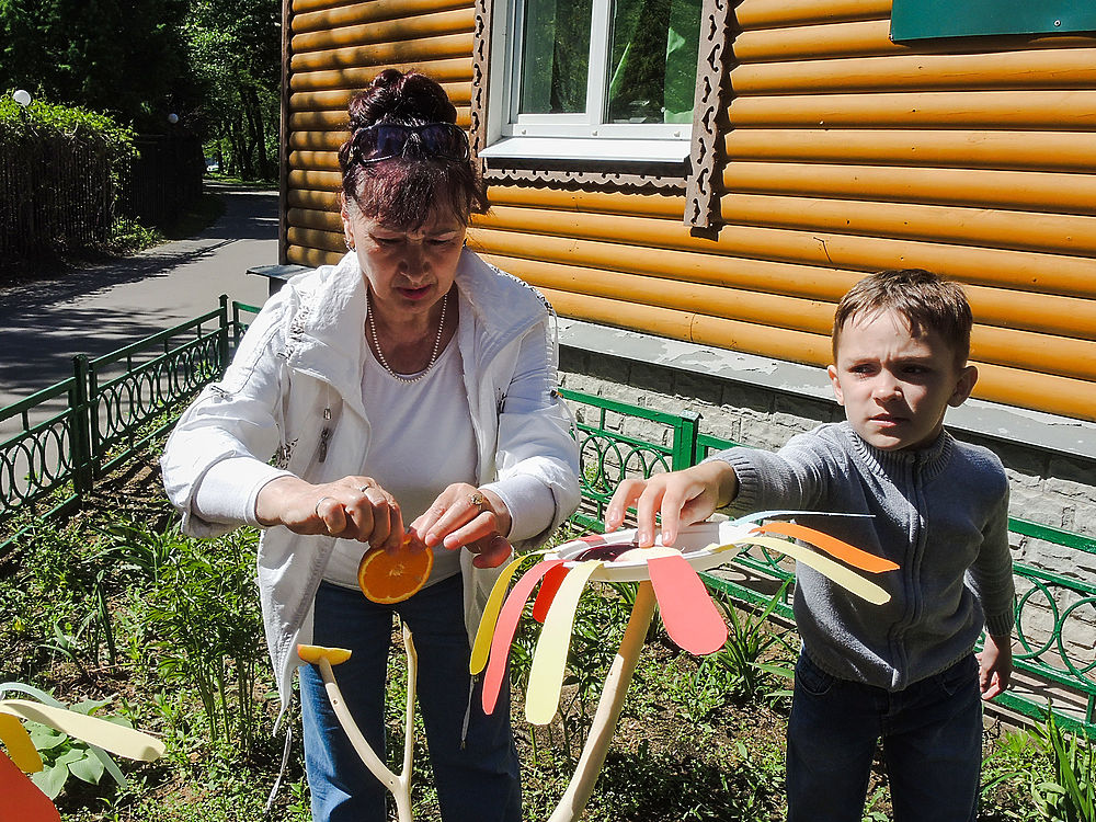 Фруктами с сиропом угостили бабочек в московском парке "Кузьминки"