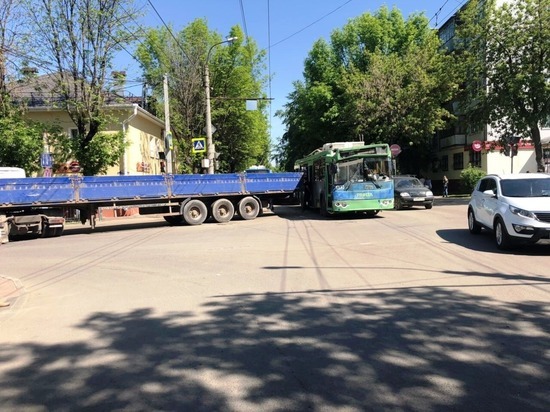 В столкнувшемся с большегрузом троллейбусе в Калуге ехали 20 человек