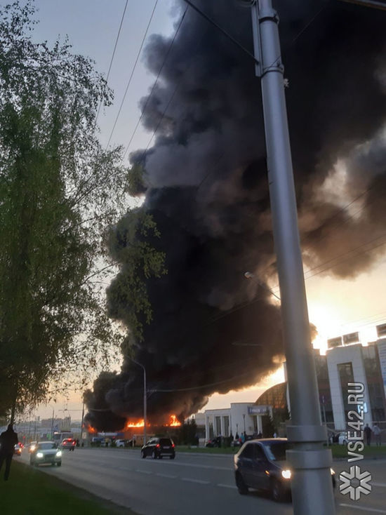 В центре Кемерова загорелся автосалон