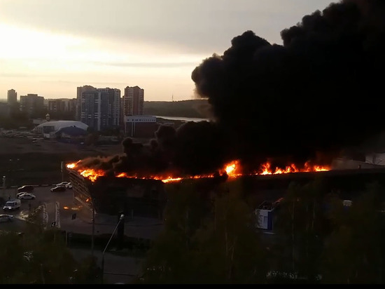 В центре Кемерово загорелся крупный автоцентр