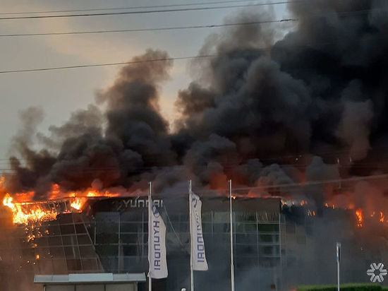 В сети появились кадры с места ликвидации пожара в кемеровском автосалоне