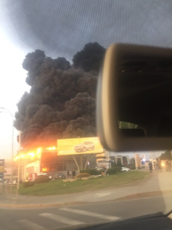 Огонь с горящего в Кемерове автосалона перекинулся на соседнее здание