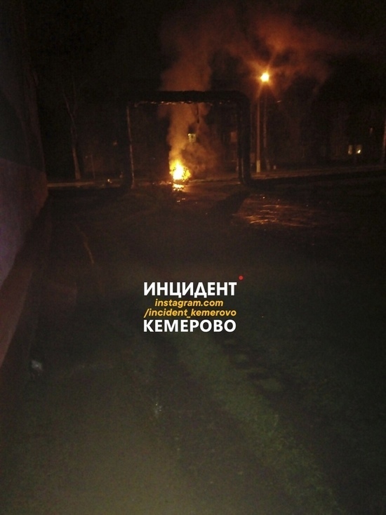 В Кемерове автомобиль слетел с дороги в кювет и загорелся