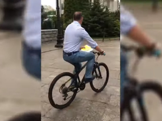 Ляшко потроллил Зеленского, приехав в Раду на велосипеде