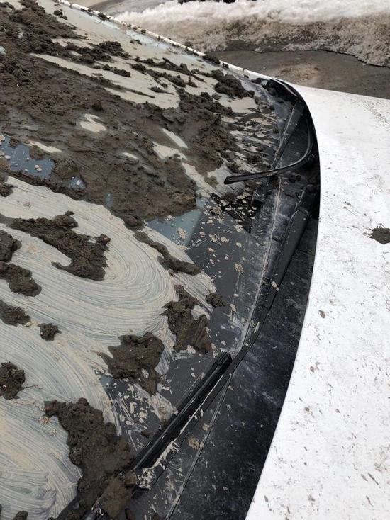 Легковушку облили грязью в «битве» за парковку в Ноябрьске