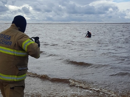 Спасатели вплавь добирались до тонущего в Белом море рыбака