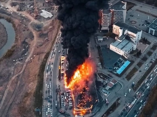 Пожар в кемеровском автосалоне мог произойти из-за рекламной конструкции