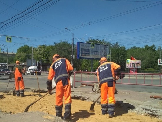 В Волгограде дорожники ремонтируют провалившийся тротуар