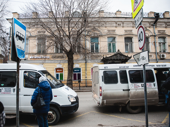 В Астрахани водитель маршрутки возит отличников бесплатно