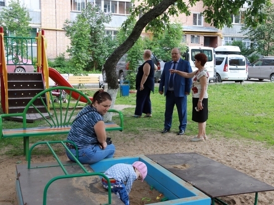 Депутаты взяли на контроль состояние детских площадок в Калуге