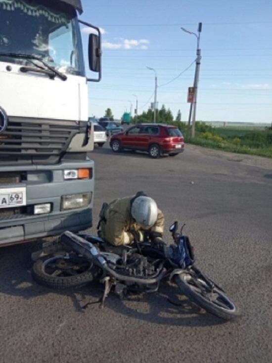 В Орловской области грузовик из Твери сбил мотоциклиста