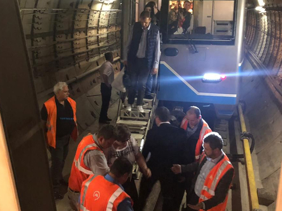 В метро Москвы три поезда уже полтора часа стоят в тоннеле
