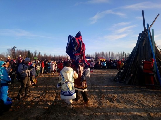 Салехардцы сожгли «ведьму» и «штрафы ГИБДД» на празднике ледохода